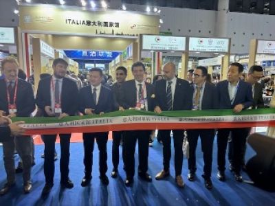 INAUGURAZIONE_UFFICIALE_DEL_PADIGLIONE_ITALIANO__CONSOLE_GENERALE_DITALIA_DI_CHONGQING_DOTT_SCHINA__RESPONSABILE_UFFICIO_ICEITA_DI_PECHIN_DOTT_PENSABENE
